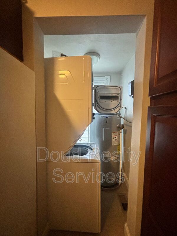 Well Kept 3 Bedroom 1.5 Bathroom Duplex Located in Historic Port Norfolk property image