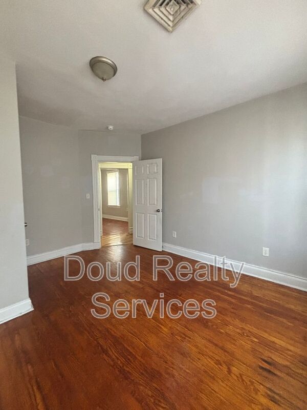 Well Kept 3 Bedroom 1.5 Bathroom Duplex Located in Historic Port Norfolk property image