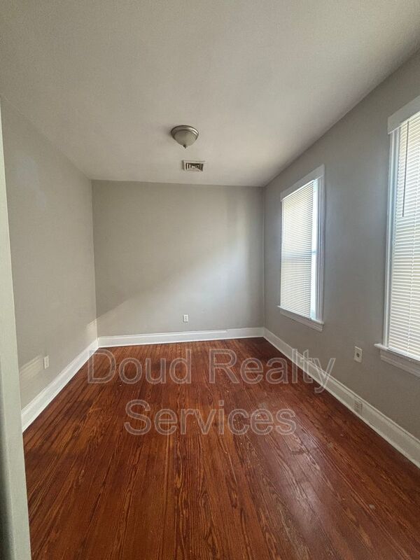 Well Kept 3 Bedroom 1.5 Bathroom Duplex Located in Historic Port Norfolk property image