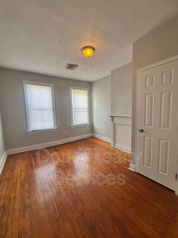 Well Kept 3 Bedroom 1.5 Bathroom Duplex Located in Historic Port Norfolk property image