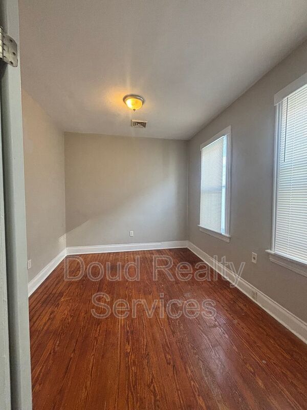 Well Kept 3 Bedroom 1.5 Bathroom Duplex Located in Historic Port Norfolk property image