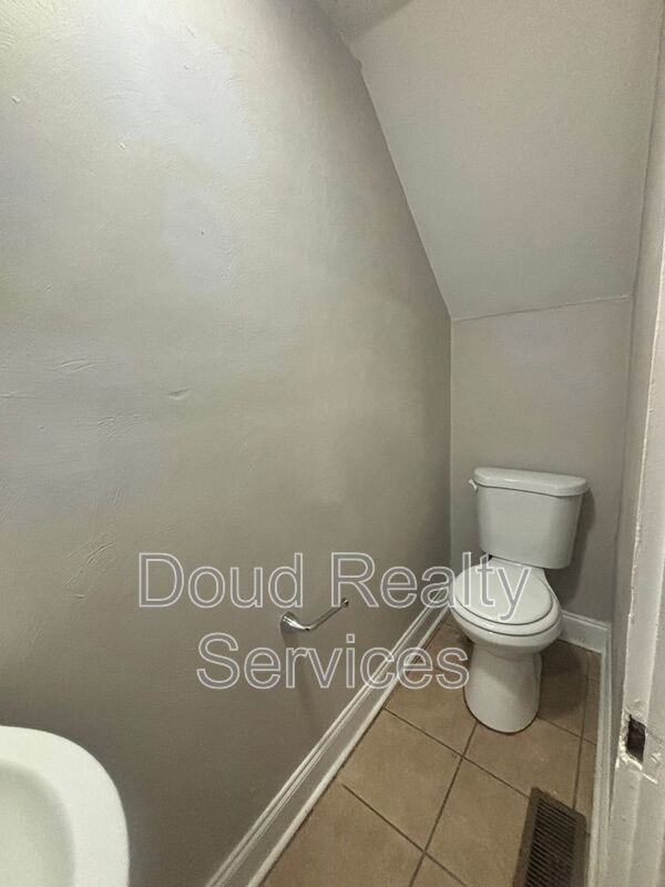 Well Kept 3 Bedroom 1.5 Bathroom Duplex Located in Historic Port Norfolk property image