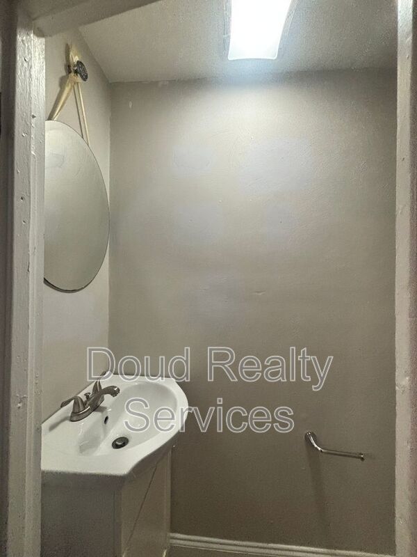 Well Kept 3 Bedroom 1.5 Bathroom Duplex Located in Historic Port Norfolk property image