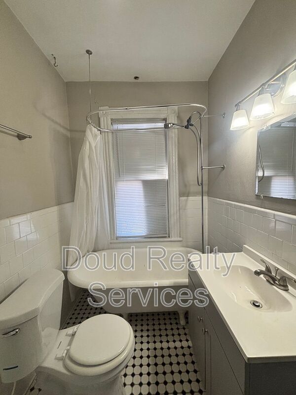 Well Kept 3 Bedroom 1.5 Bathroom Duplex Located in Historic Port Norfolk property image